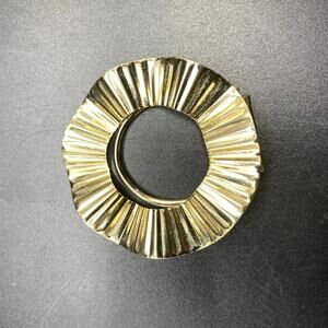 Vintage JERI-LOU Signed Gold Tone‎ Scarf Clip Scalloped Design